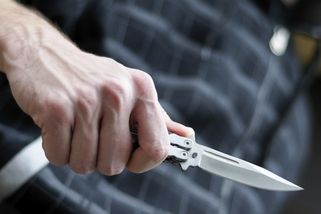 Mladík z Přerovska ubodal spící prarodiče. Uloupené peníze utratil s prostitutkou v akvaparku